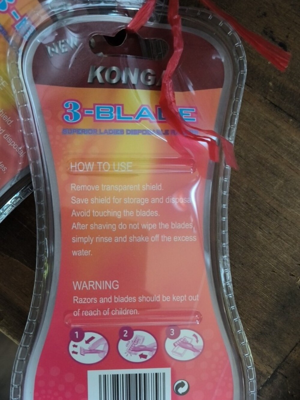 Kong 3-Blade Ladies Razor - Red and Orange Gradient Packaging - Picture 2 of 3